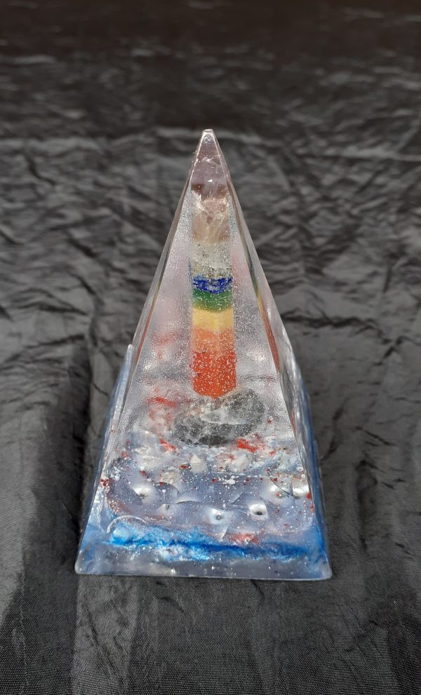 Nubische Orgonite Piramide 'Chakra's" nr 2 - Afbeelding 3