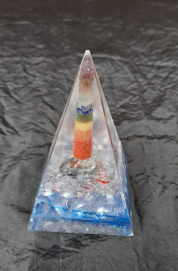 Nubische Orgonite Piramide 'Chakra's" nr 2 - Afbeelding 2